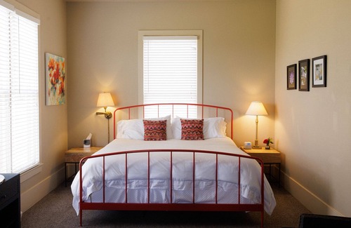 Kyle Hotel | Cute 1 bedroom cottage offering stunning views of the Texas Hill Country.