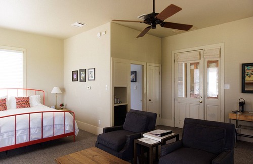 Kyle Hotel | Cute 1 bedroom cottage offering stunning views of the Texas Hill Country.
