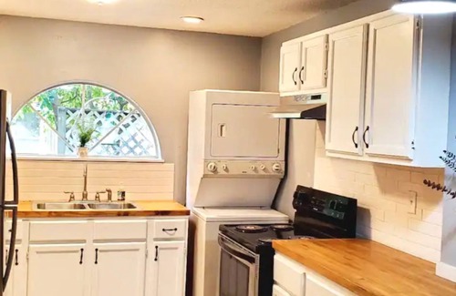 East Hill Apartment | Cute 1 bedroom home, close to Downtown, Beaches and Shopping