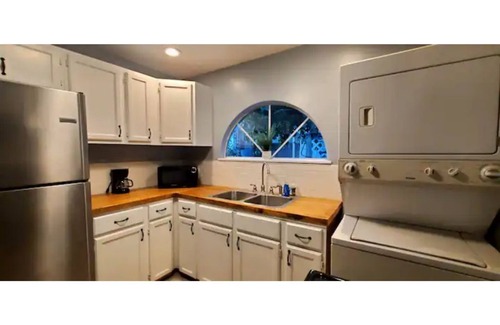 East Hill Apartment | Cute 1 bedroom home, close to Downtown, Beaches and Shopping