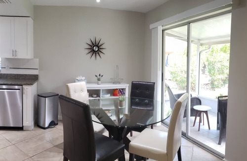 Park East Villa | Cute 2/2 near downtown and beaches! 1 hour from Tampa's theme parks & museums!