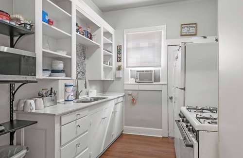 Old East Dallas Apartment | Cute 2 Bed/1 Bath Retreat Near Baylor Hospital