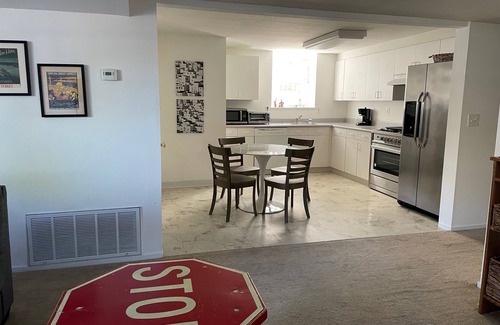 East End Apartment | Cute 2br apartment in charming Alameda Victorian. Close to Park St.