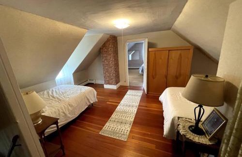 Littleton House | Cute 6-Bedroom Getaway in the heart of Littleton