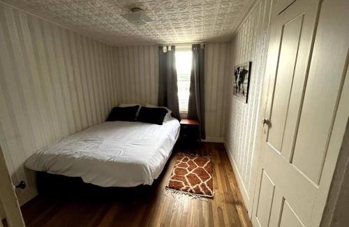 Littleton House | Cute 6-Bedroom Getaway in the heart of Littleton