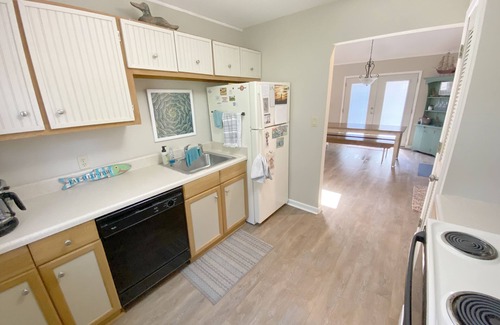 Nags Head Cottage | Cute and Cozy-Central Nags Head🐶 Dog Friendly🌊Walk to Beach and Sound⛱