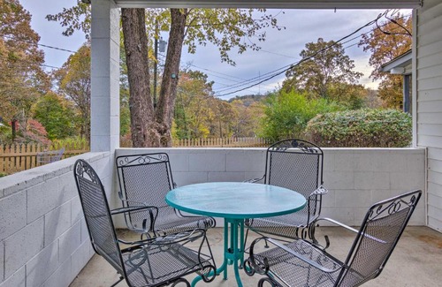 Balfour House | Cute and Cozy Hendersonville Getaway with Yard!