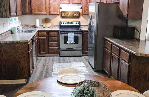 Searcy House | Cute Bleu Bison House -Sleeps 8! 1 Block From HU!