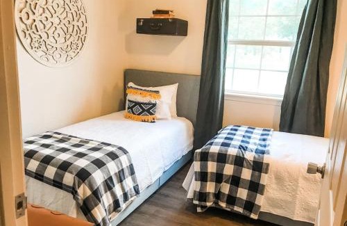 Searcy House | Cute Bleu Bison House -Sleeps 8 1 Block From HU