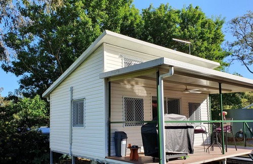 Burpengary Cabin | Cute Cabin with Pool, Sauna, Hot Tub & Day Spa, Pet Friendly