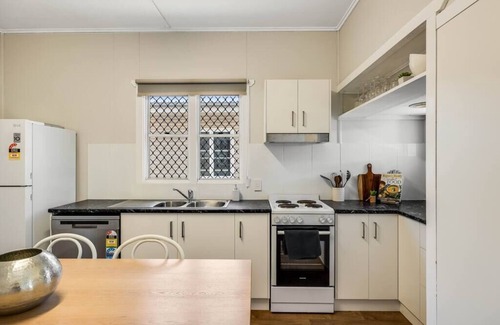 East Toowoomba House | Cute & Cheerful! Close to CBD & Gorgeous Parkland!