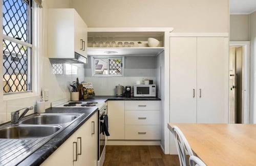 East Toowoomba House | Cute & Cheerful! Close to CBD & Gorgeous Parkland!