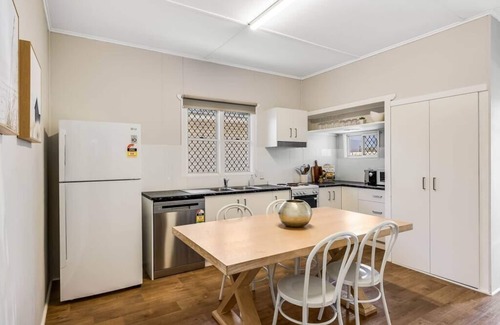 East Toowoomba House | Cute & Cheerful! Close to CBD & Gorgeous Parkland!