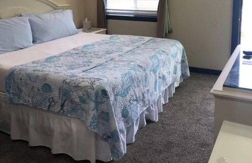Buzzards Bay Hotel | CUTE, CLEAN KING BED & PRIVATE BATH/WEEKLY/WALK TO MAIN ST.