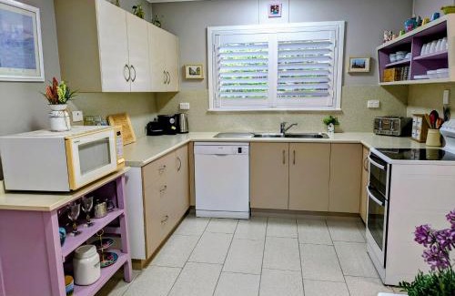 North Ward Apartment | Cute Cottage - 2 Bedrooms - City & Strand Beach Location