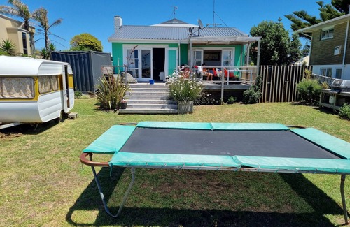 Mount Maunganui Cottage | Cute cottage on Mount beach front