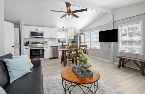 Surfside Beach Cottage | Cute, Cozy and Clean cottage by the Sea!