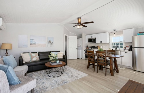 Surfside Beach Cottage | Cute, Cozy and Clean cottage by the Sea!