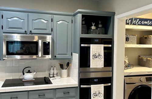 Rogers House | Cute & Cozy Downtown Cottage - Biking, Burgers, & Trails nearby
