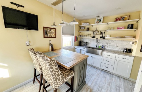 Royal Oak House | Cute & cozy family-friendly Royal Oak ranch close to downtown and highways!
