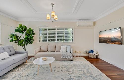 South Toowoomba House | Cute & Cuddly - Somerset Cottage