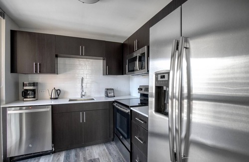 Rush and Division Apartment | Cute Gold Coast 2BR w/Outdoor Terrace, nr Beach & L, by Blueground