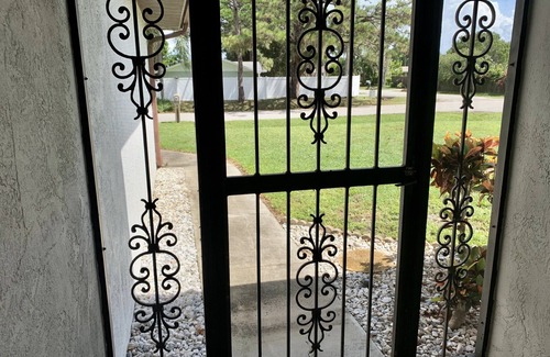 South Venice House | Cute home, close to beaches. Fishing equipment, golf clubs, bicycles supplied.