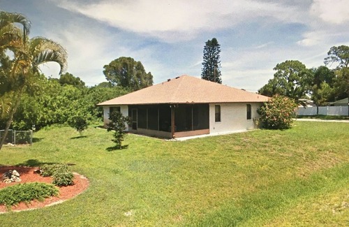 South Venice House | Cute home, close to beaches. Fishing equipment, golf clubs, bicycles supplied.