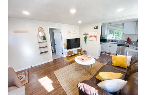 Grants Pass House | Cute Home with fully fenced yard Hot Tub and Fire Pit.