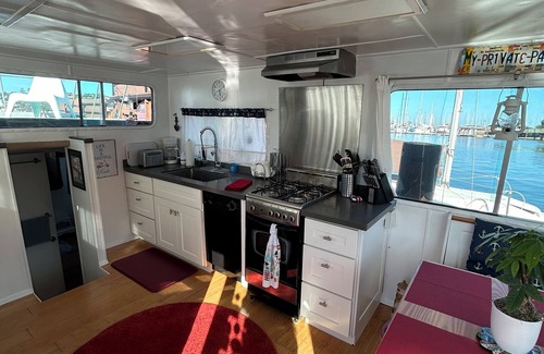 Sausalito Boat Rental | Cute houseboat, amazing location! Extremely walkable to restaurants and shops