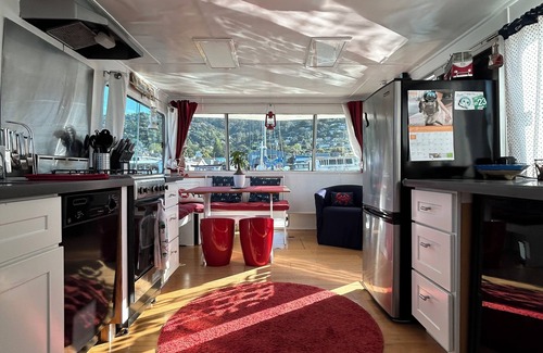 Sausalito Boat Rental | Cute houseboat, amazing location! Extremely walkable to restaurants and shops