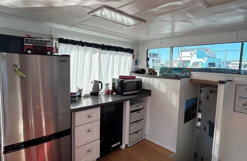 Sausalito Boat Rental | Cute houseboat, amazing location! Extremely walkable to restaurants and shops