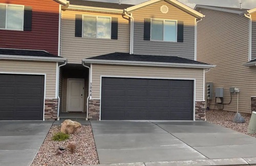 Cedar City House | Cute Modern townhouse close many Utah national parks