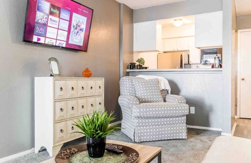 Park Central Apartment | Cute One Bedroom Apartment w. Balcony!
