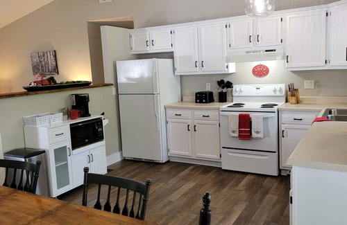 Rockville House | Cute, pet-friendly home in quiet neighborhood. Close to state parks & downtown.