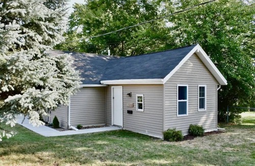 Cedar Falls House | Cute tiny home with everything you need!