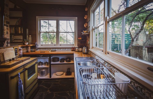 Milton House | Cutest Cottage in heart of Milton - Queen Bee (and dog friendly too!)
