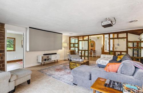 Valley View House | CVNP & Chill I Movie Projector I Awesome Backyard