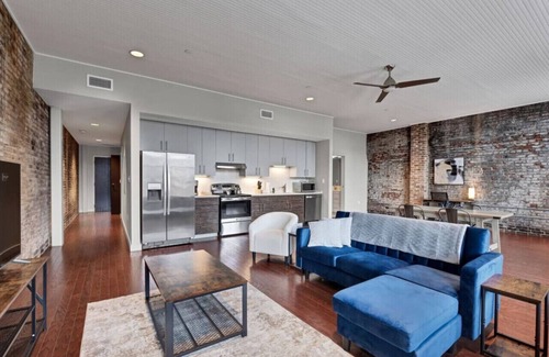 Downtown Louisville Apartment | CW Downtown 1 BR King Heart of Whiskey Row 301