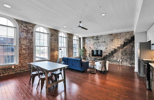 Downtown Louisville Apartment | CW | Downtown 1 BR | King | Heart of Whiskey Row
