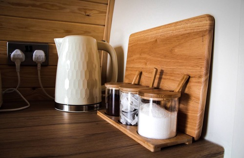 Newcastle-on-Clun Cottage | Cwm Hapus - Glamping Pod with Hot Tub Sleeping 4 guests, Pet Friendly