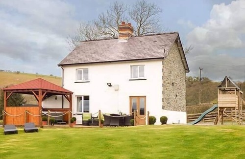 Llandrindod Wells House | CWMCELYN, family friendly, luxury holiday cottage in Rhayader