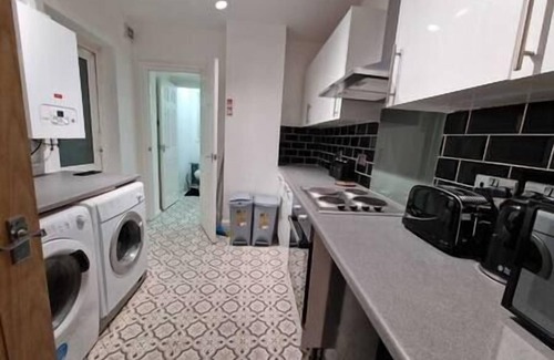 Plasnewydd Apartment | Cyfarthfa Double Room 2 - Shared Bathroom - Near City Centre