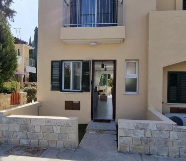 Polis House | Cyprus 2 beds ensuite pool patios wifi parkin