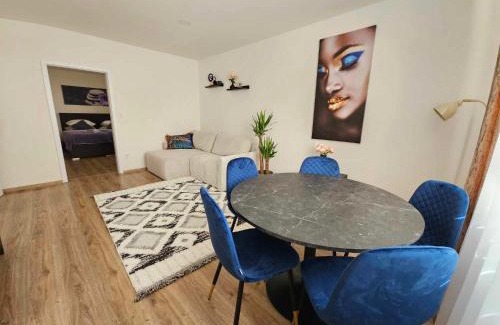 Hradec Kralove Apartment | Dům se dvěma byty, zahrada, WiFi, Netflix a parkování zdarma, klidná část Hradce Králové