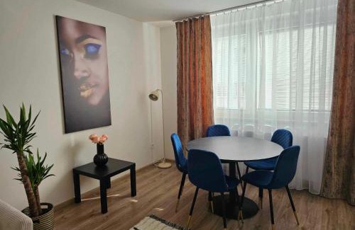 Hradec Kralove Apartment | Dům se dvěma byty, zahrada, WiFi, Netflix a parkování zdarma, klidná část Hradce Králové