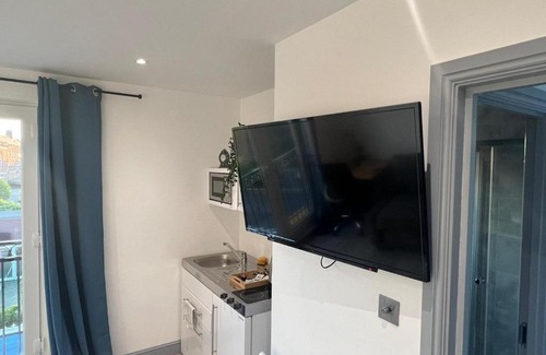 Roding Apartment | D Lovely Multi Use 1 Bed Loft Apartment with Parking
