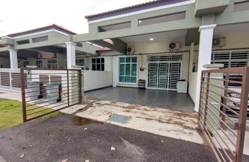 Ayer Molek House | D'Luna Homestay Melaka Fully Aircond