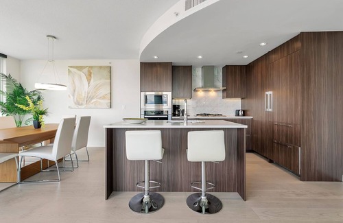 Central Condo | D10 - 2 Bedroom in Yaletown