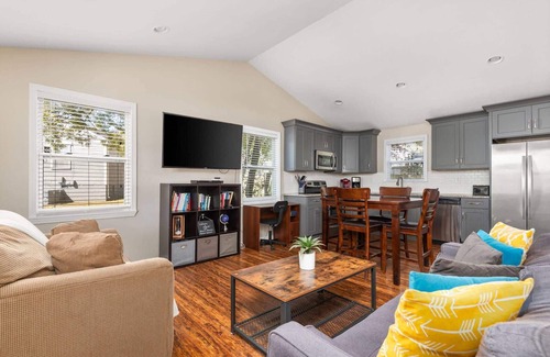 Shelby Hills House | D1403 - Budget Friendly Private Home Near Downtown, River and Shelby Park ~ Quiet Neighborhood